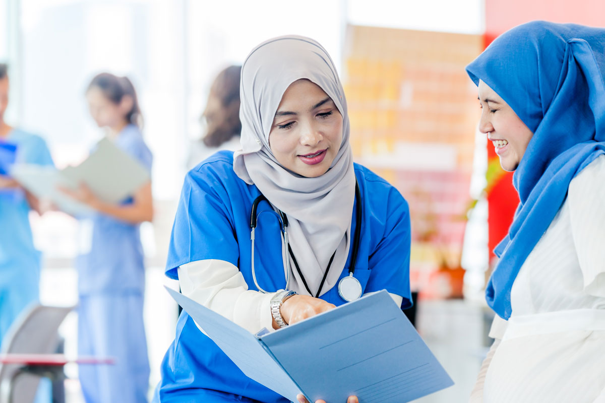 Doctor giving advice to the pregnant woman in medical clinic